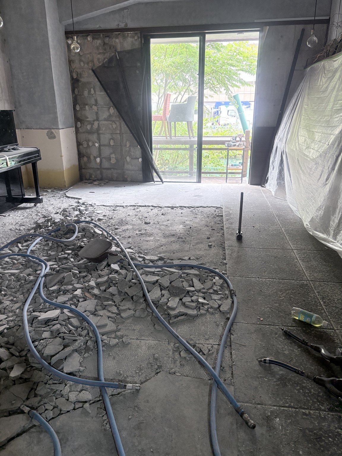 店舗内の土間斫り作業