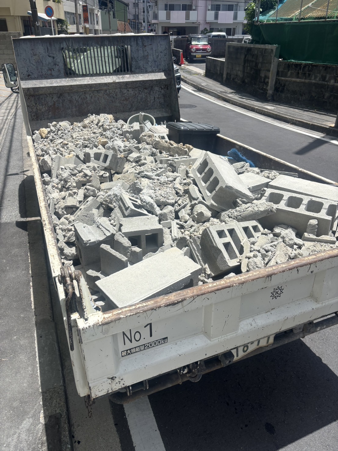 2トントラックへのコンクリートガラ積込み