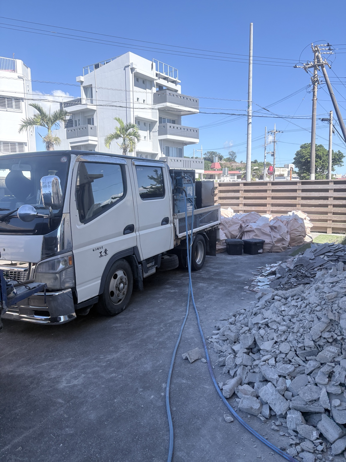 現場車両と分別された解体材